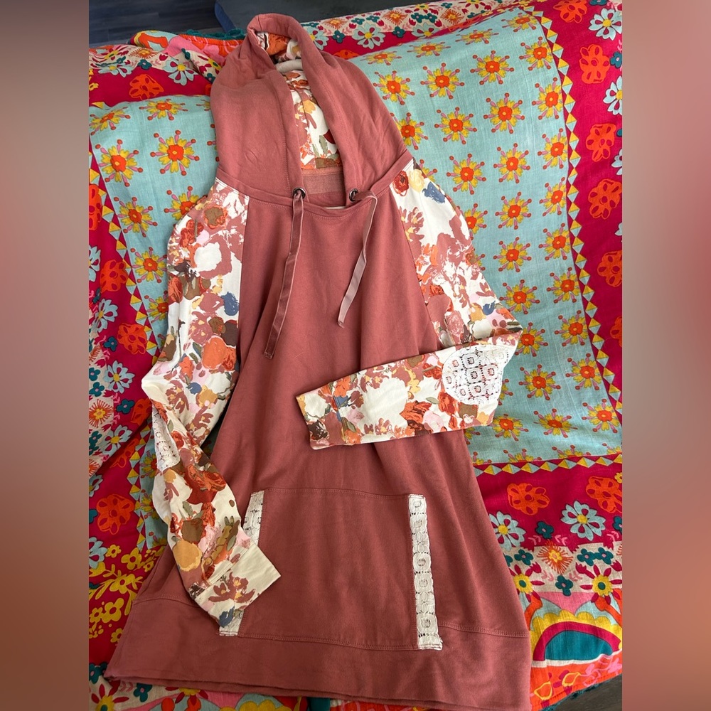 Evy’s Tree Floral Hoodie Size Large